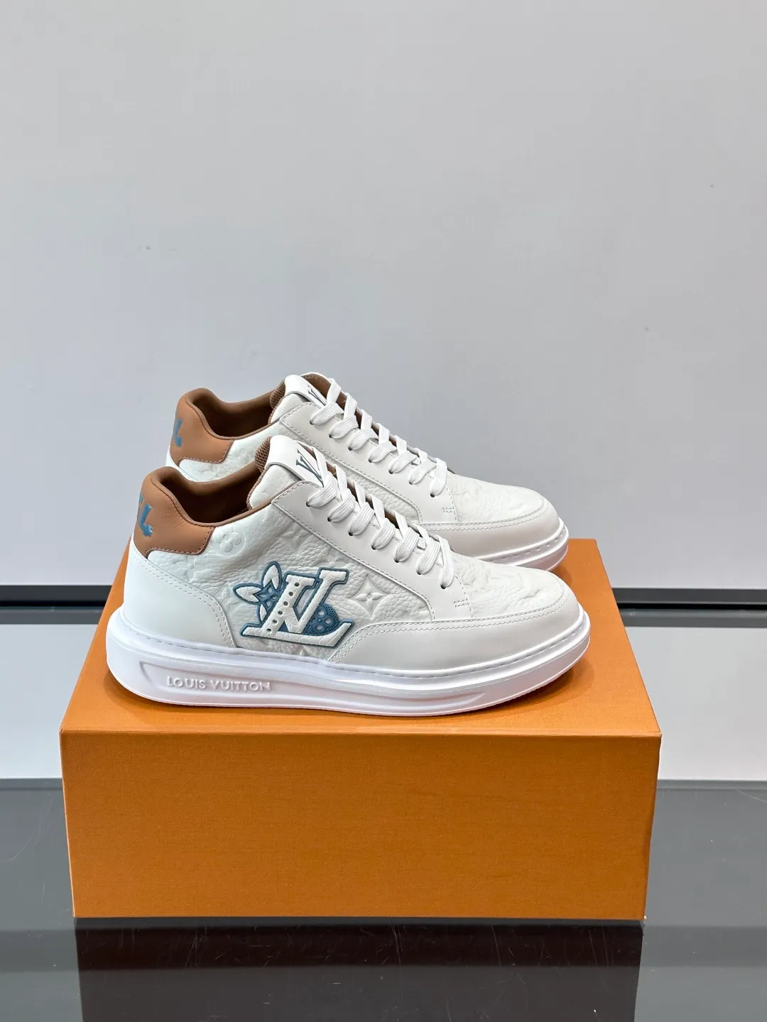 Men's shoes 💰p400 "＊OUIS ＊UITTO＊" Men's sports shoes, grained cow leather are low-key and recognizable. The rubber sole is thick and lightweight, the padded insole + technical lining make it super comfortable to wear! The main color with brown details is versatile and fashionable, and can be worn for daily leisure or business ~ LV embossing on the side of the shoe + brand logo on the sole, perfect details! size: 38-44 (45 customized)